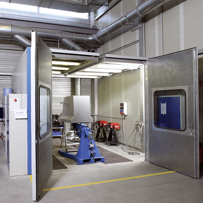 Safety cabin for grinding work on high-grade steel