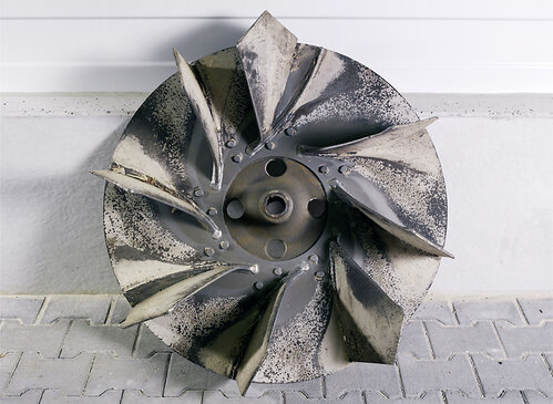 Impeller with noticeable wear, partially broken off or cracked blades – woodwork-ing industry