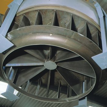 Hot gas circulating fan for heat-treatment furnace in an aluminium works 