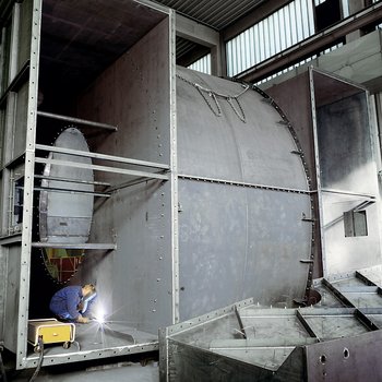  Welding the casing of a fan for the extraction of sinter fumes 