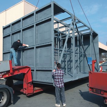 Loading of a filter housing