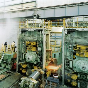 Vapour extraction on a steel rolling stand