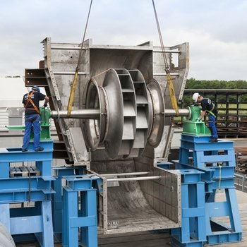 Installation of a special dual-flow fan on the test bench for performance verification