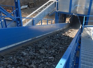 Classifier feed by means of conveyor belt