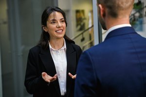 [Translate to Englisch:] Eine Mitarbeiterin der Firma Venti Oelde im Gespräch mit einem Kunden