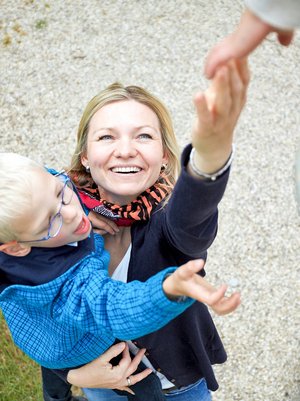 Employee Katharina Schütz with her son