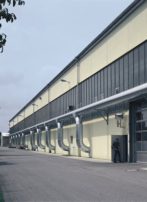Pneumatic conveyor system for empty PET bottles