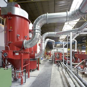 Wet dust extractor for the extraction of a saw and a flame spraying system