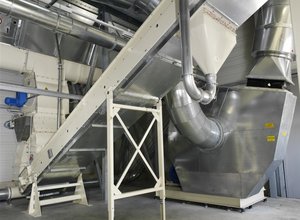 Conveying system for liquid packaging waste