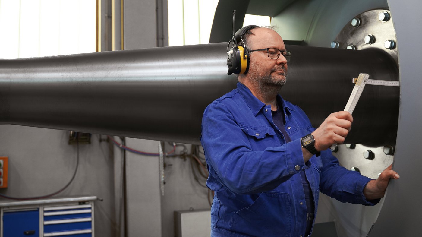 [Translate to Englisch:] Mitarbeiter bei der Ventilatorinspektion