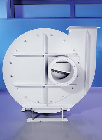 Tearing fan with replaceable cutting strips on the impeller blades 