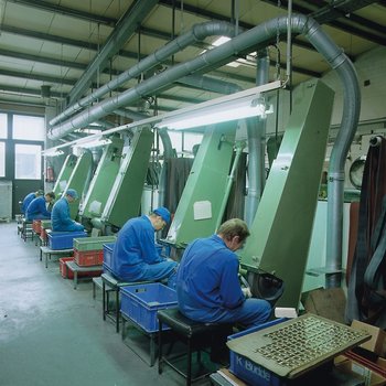 Exhaust from polishing workplaces with wet scrubber