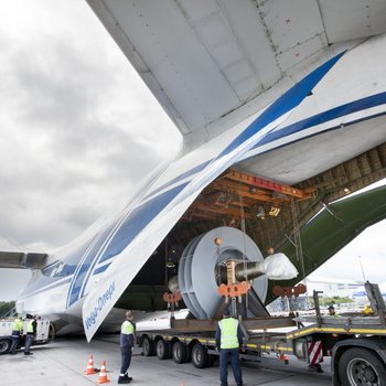 Loading a double-inlet rotor into a cargo plane 