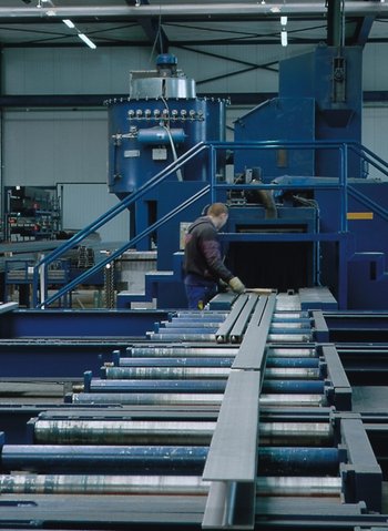 Dust extraction in a blasting plant 
