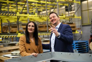 [Translate to Englisch:] Zwei Personen in einer Produktionshalle als Symbolbild für die Leitplanke "Partnerschaften"