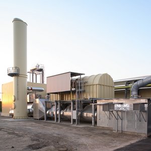 Regenerative solvent oxidation plant for a wood-based material coating plant