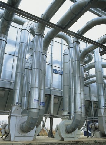 Reverse air filter with exhaust fans arranged on the dust-laden gas side